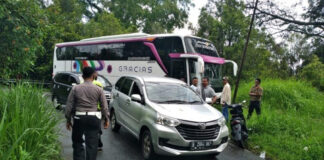Bus Pariwisata Asal Bandung Tersangkut di Kelok 44 Wilayah Agam