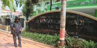 Eks Ketua DPRD Kudus Semprotkan Air Rukiah hingga Pasar untuk Usir Corona