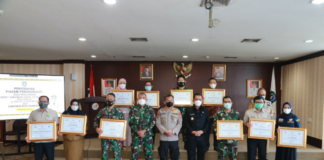 Gubernur Ansar Beri Penghargaan 24 Stakeholder