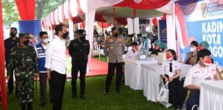 Jokowi Tinjau Kegiatan Vaksinasi bagi Para Pelajar