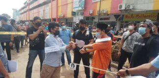Polsek Lubuk Baja Rekonstruksi Saripuddin Harefa Saat Menikam Tukang Cendol di Jodoh