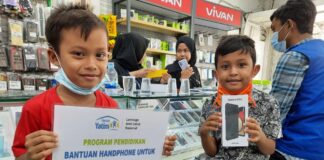 Senyum Bahagia Rafly Dan Keluarga Saat Mendapat Bantuan Pendidikan Dari Rumah Yatim