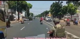 Pemotor Berseragam ‘Instansi’ Menghalangi Ambulans