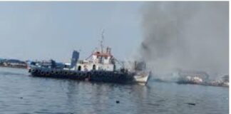 Kapal Penangkap Cumi-Cumi Terbakar di Maluku
