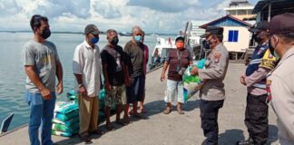 Polsek Nongsa Bersama Yayasan Buddha Tzu Chi Salurkan Bansos Beras Kepada Masyarakat Pulau Ngenang