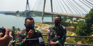 Dengan Formasi Arrowhead, Pesawat Tempur F-16 TNI AU Melintas Dilangit Barelang