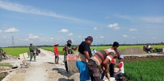 Cuaca Panas Anggota TNI dan Warga Goro Bangun Talud