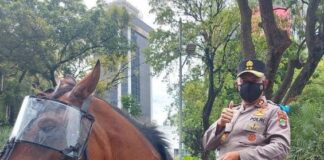 Kapolda Sapa Aksi Demo dengan Menunggangi Kuda