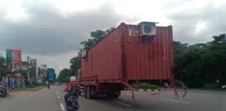 Membahayakan, Mobil Truk Bertuliskan PT.Batam Tran Bebas Melintas dengan Muatan Berlebihan