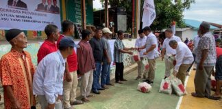 Gerindra Berbagi Sembako di Pulau Kasu