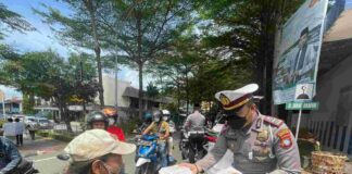 Jum’at Berkah, Sat Lantas Polresta Barelang “Giat Tasbih” Tepi Jalan