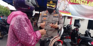 Pastikan Masyarakat Telah Menerima Vaksin, Polsek Lubukbaja Razia Kartu Vaksinasi