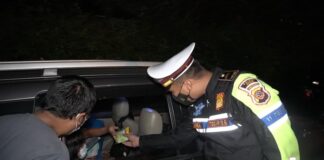 Kawasan Puncak Macet, Polisi Bagi-bagi Makanan dan Minuman ke Pengendara