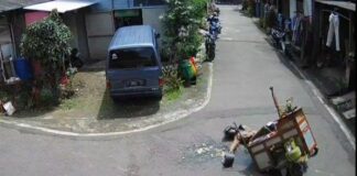 Terbongkar CCTV, Pedagang Bakso Pura-pura Jatuh demi Dapat Uang Warga