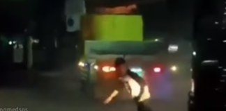 Viral, 5 Remaja Nekat Coba Tabrakkan Dirinya ke Truk