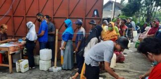 Kompaknya Bapak-bapak dan Ibu-ibu di Indonesia, Satu Antre Solar, yang Lainnya Antre Minyak Goreng