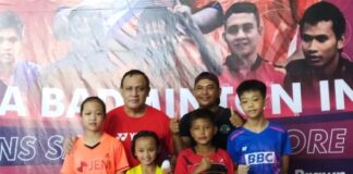 Smash Indonesia: Anak-Anak Foto Bersama Ketua KPK dan Minta Tanda Tangan Taufik Hidayat