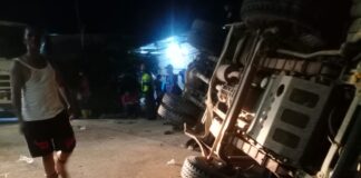 Truk Molen Bermuatan Semen Terguling di Kaveling Seitering Batuampar