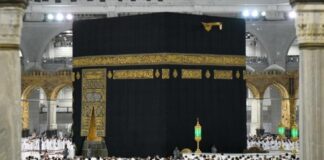 Sholat di Masjidil Haram Kini Kembali Tanpa Jaga Jarak