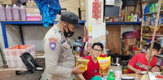 Polsek Lubuk Baja Melaksanakan Pengecekan Ketersediaan dan Antisipasi Kelangkaan Minyak Goreng