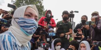 Air Mata Terurai di Makam Adjie Massaid, Angelina Sondakh: Aku Minta Maaf Meninggalkan Anak-Anak