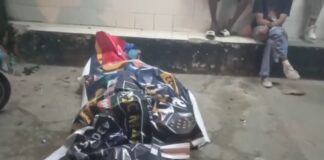 Breaking News, Seorang Jasad Perempuan Berbaju Merah Ditemukan Tergeletak di Depan Halte DC Mall