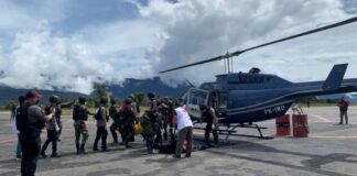 Tim Ops Damai Cartenz Berhasil Evakuasi 8 Korban Penembakan KKB