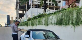 Pakai Plat Bodong, Mobil Mewah Nissan Fairlady Ditilang Polisi