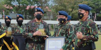 Mantan Kapolresta Barelang Terima Penghargaan dari Kapolda Riau