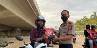 Manfaatkan Libur Sespimmen, Kompol Andri Kurniawan dan Kompol Chaidir Berbagi Takjil