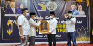 PWI Kepri Anugerahkan Muhammad Rudi sebagai “Pemimpin Tegas dan Solutif”