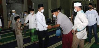 Wali Kota Batam Rudi Salat Tarawih Perdana di Masjid Agung Batam