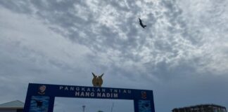 Dua Jet Tempur F16 Manuver Terbang Rendah di Langit Nongsa