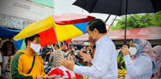 Jokowi Berikan BLT Minyak Goreng di Jambi