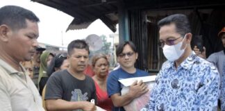 Amsakar Achmad Tinjau Korban Kebakaran di Sagulung