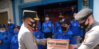 Kapolda Kepri Serahkan Bantuan 1.000 Paket Sembako dari Kapolri untuk Buruh