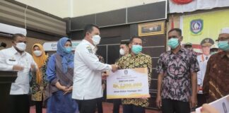 Gubernur Kepri Serahkan Bantuan Kepada Masyarakat Karimun