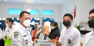 Gubernur Kepri Serahkan Bantuan di Lingga Senilai Rp2,2 Miliar