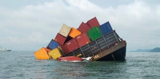 Bakamla Evakuasi 20 Kontainer Tongkang Marcopolo yang Karam di Perairan Karimun