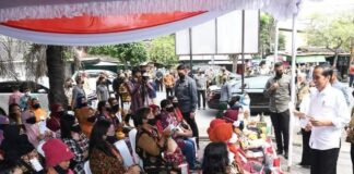 Jokowi Salurkan Bansos di Surakarta, Harap Ekonomi Pulih Kembali
