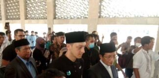 Mesut Ozil Salat Jumat di Masjid Istiqlal