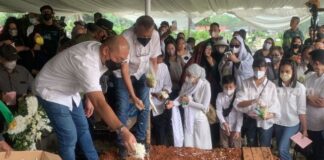 Proses Pemakaman Rima Melati, Aditya Tumbuan: Langit pun Berduka dan Menangis