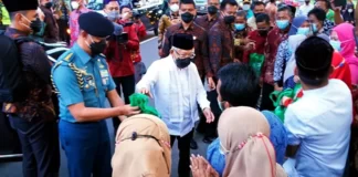 Momen Keriuhan Masyarakat Sambut Kedatangan Wapres