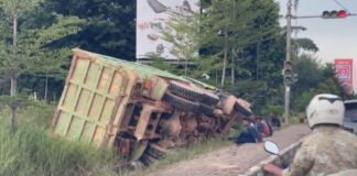 Truk Pengangkut Tanah Terbalik di Simpang KDA Batam Center