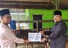 Gubernur Ansar Ahmad Bagi Sapi Qurban di Batam Mukhti Stafsus Gubernur Kepri Serahkan Sapi Qurban Yang di Terima Oleh Ustadz Bakhtiar. (Ft. AlurNews.com)