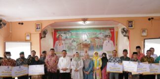 Tak Seperti di Batam, Gubernur Ansar Bagikan Insentif RT-RW di Anambas Langsung Didampingi Bupati