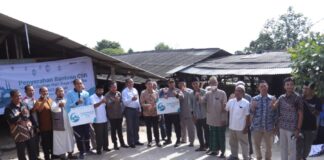 PLN Batam Serahkan Bantuan 58 Hewan Kurban