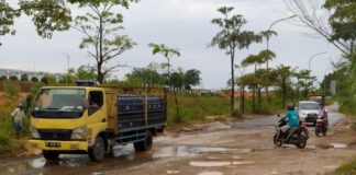 Warga Minta Pemerintah Perbaiki Jalan Rusak Depan Kawasan Taiwan Industri