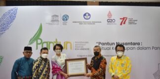 Gubernur Riau Terima Sertifikat Pantun dari UNESCO