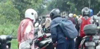 Minyak Tumpah di Jalan, Puluhan Motor Tergelincir di Bukit Daeng Tembesi